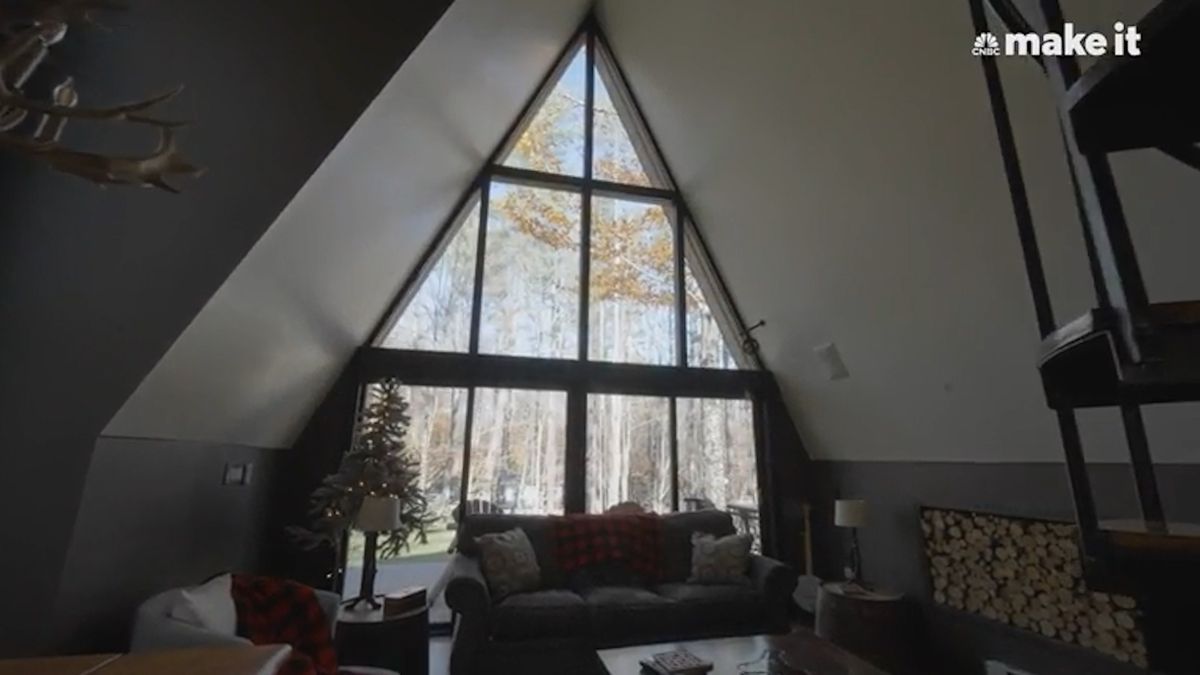 Tesař si postavil v lesích chatu s motorizovanou postelí vyjíždějící ven z domu